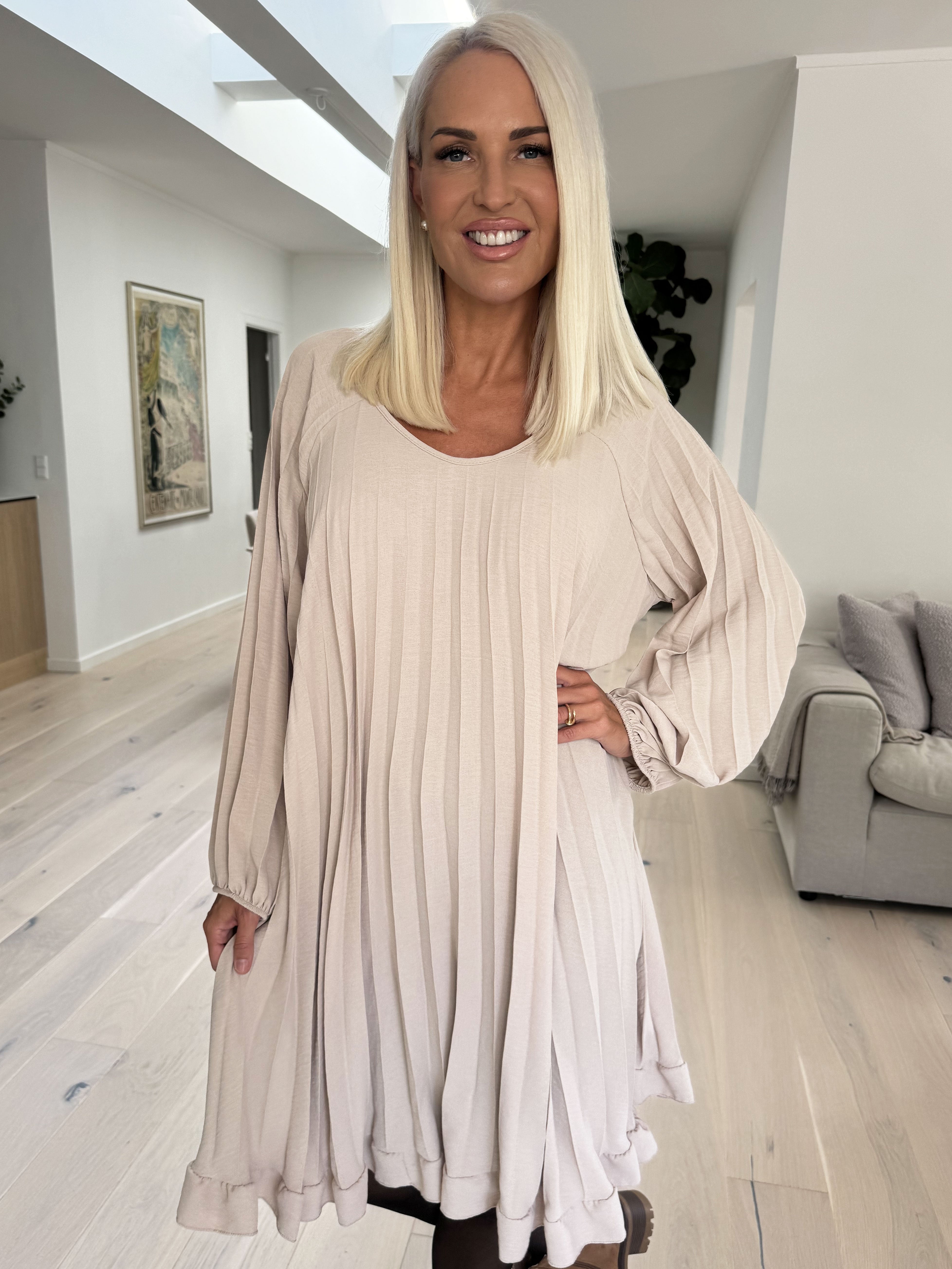 Santorini Dress - Söt långärmad klänning med veck